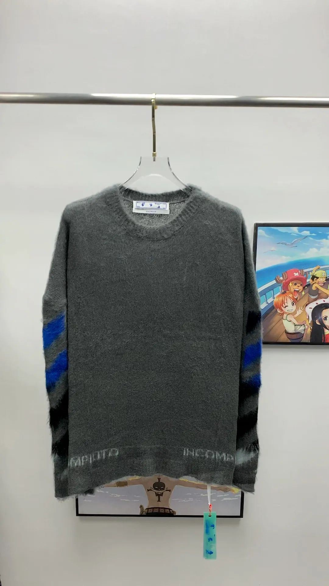 Frontal real shot video——New top tested version OFFWHITE (OW) gradient mohair striped arrow sweater hoodie gradient rendering arrow couple sweater Mohair (English Mohair; Turkish: MUKHYAR) refers to the coat of Angora goats, also known as Angora goat hair. The name comes from Turkish, meaning "the best hair". It has good elasticity, pressure resistance and special luster. It is an excellent raw material for making plush fabrics and one of the most advanced animal textile fiber raw materials in the world market. Mohair has a shape similar to long wool. The fiber surface is smooth, strong luster, high strength, good elasticity, less curl, and easy to wash. Mohair can be used in jacquard blankets, long-haired coats and high-gloss wool fabrics. Mohair sweaters from ow are released every year🛒 The same style and ever-changing colors. There is really no girl who doesn’t love it. It is super suitable for wearing under a down jacket in winter without being bulky! If the lower body is missing, their favorite os version🙋🏻‍♀️ intuitively adds natural softness and fairy beauty effect, which is the best choice! The upper body is lightweight and does not weigh down the body while keeping warm. The sleeves and the gradient arrow parts on the back are repeatedly patterned until the gradient level is satisfied before large-scale products are released. The craftsmanship is extremely demanding. Each sweater is woolen at least ten times to give it a plush, thick feel and good fluffiness! ✅ Fabric composition: 50% mohair 32 spandex 18% wool, three-level anti-pilling Color: black and white gradient Sizes Mohair is lighter and softer, so be careful not to machine wash it, not machine washable! ! emphasize! !  ⚠️Hand wash with warm water and cold water P:440